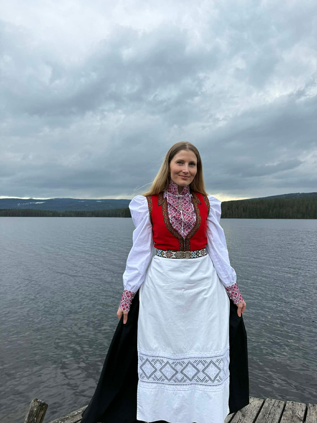 NORDlysblusen i hvit med rødt og sort broderi