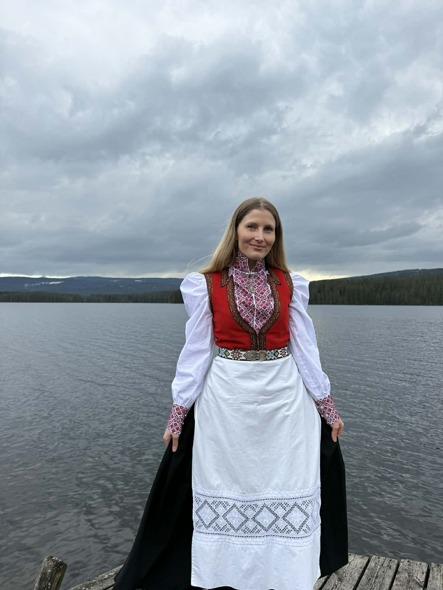 NORDlysblusen i hvit med rødt og sort broderi