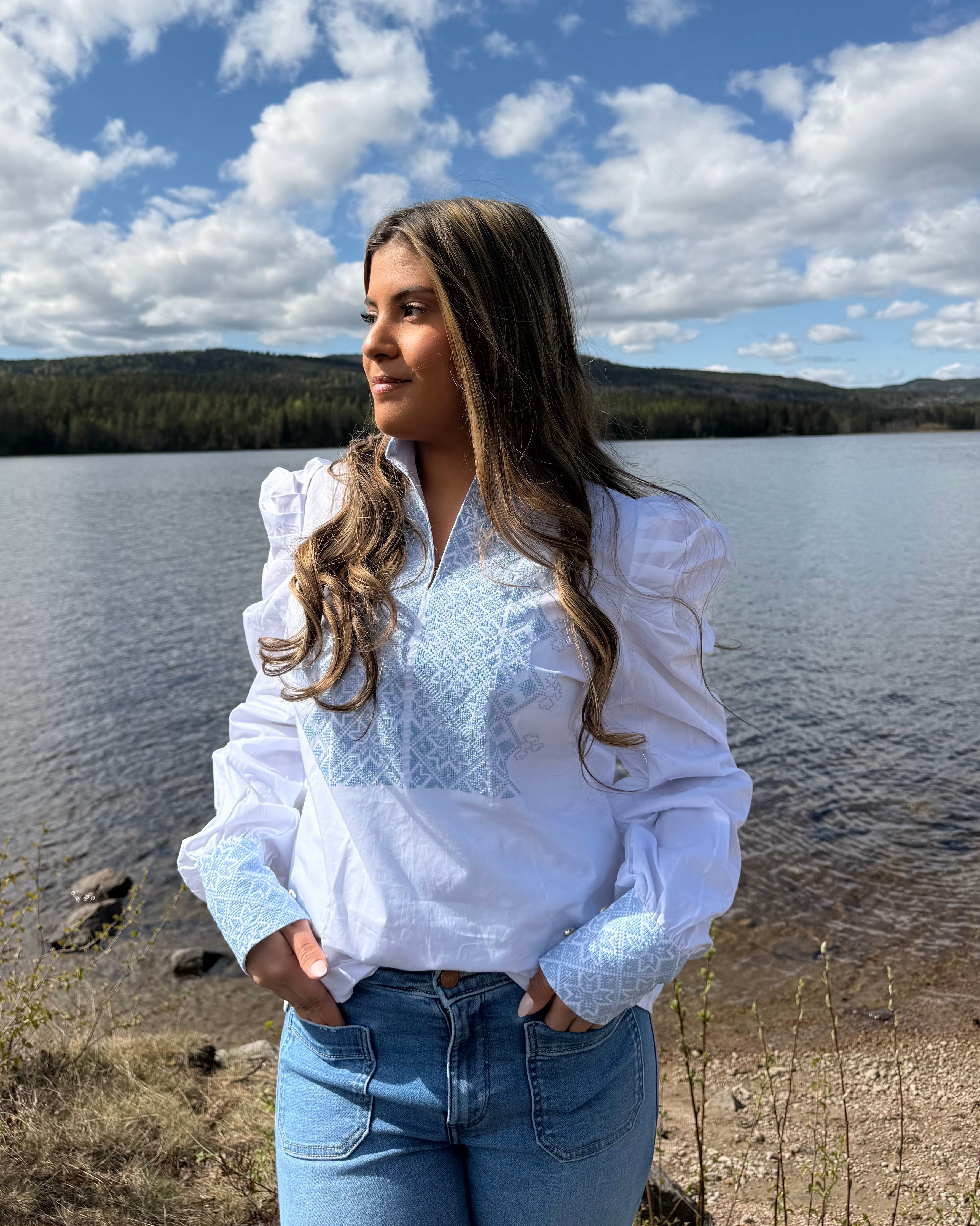 NORDlysblusen i hvit med lyseblått broderi