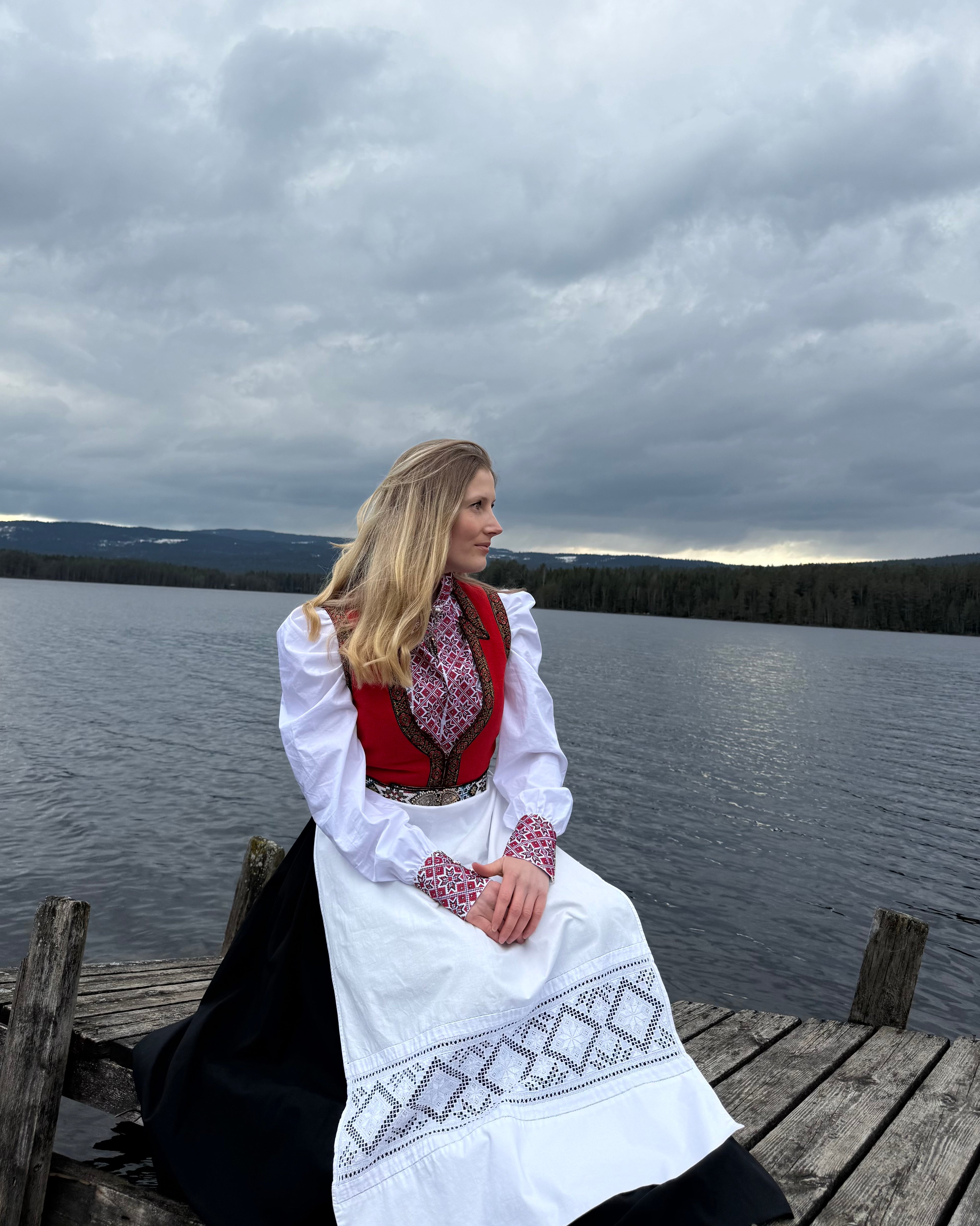 NORDlysblusen i hvit med rødt og sort broderi