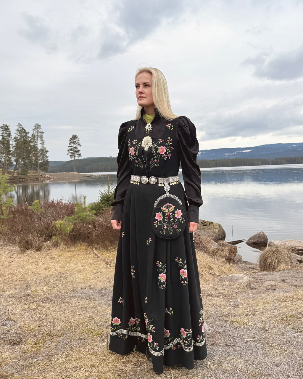 NORDlysblusen - Sort med sort broderi