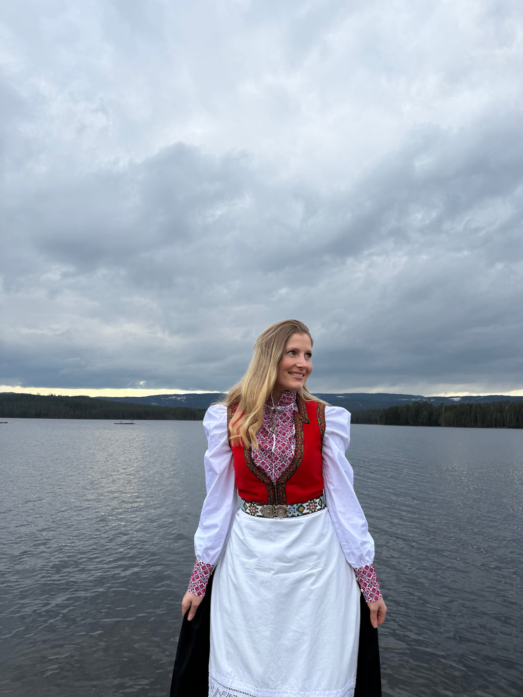 NORDlysblusen i hvit med rødt og sort broderi