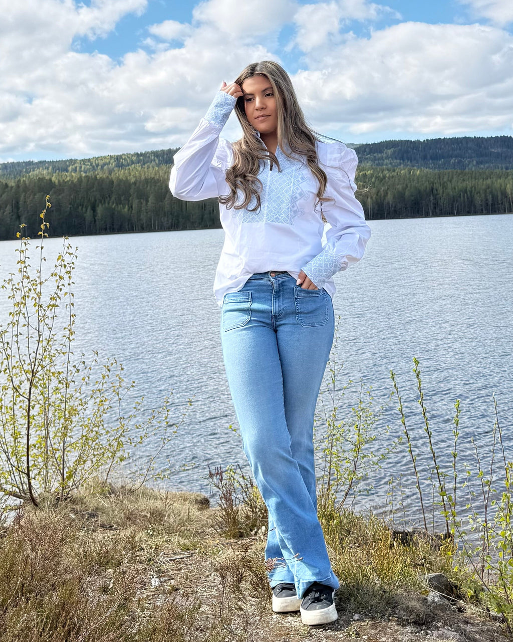 NORDlysblusen i hvit med lyseblått broderi
