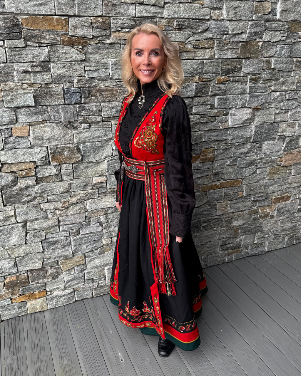 NORDlysblusen - Sort med sort broderi
