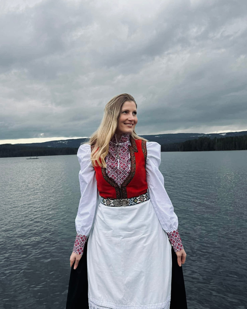 NORDlysblusen i hvit med rødt og sort broderi