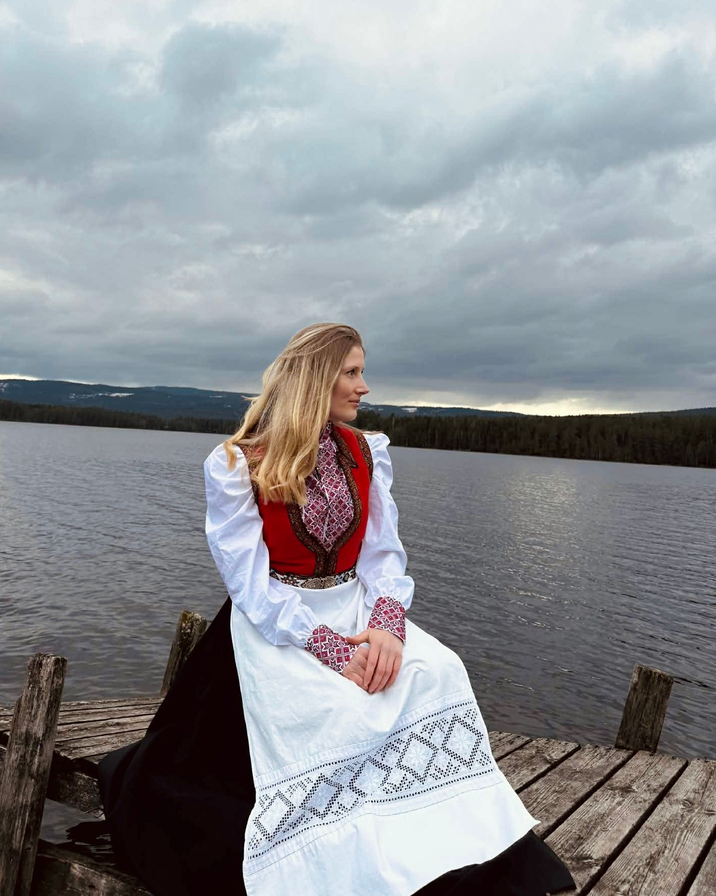 NORDlysblusen i hvit med rødt og sort broderi