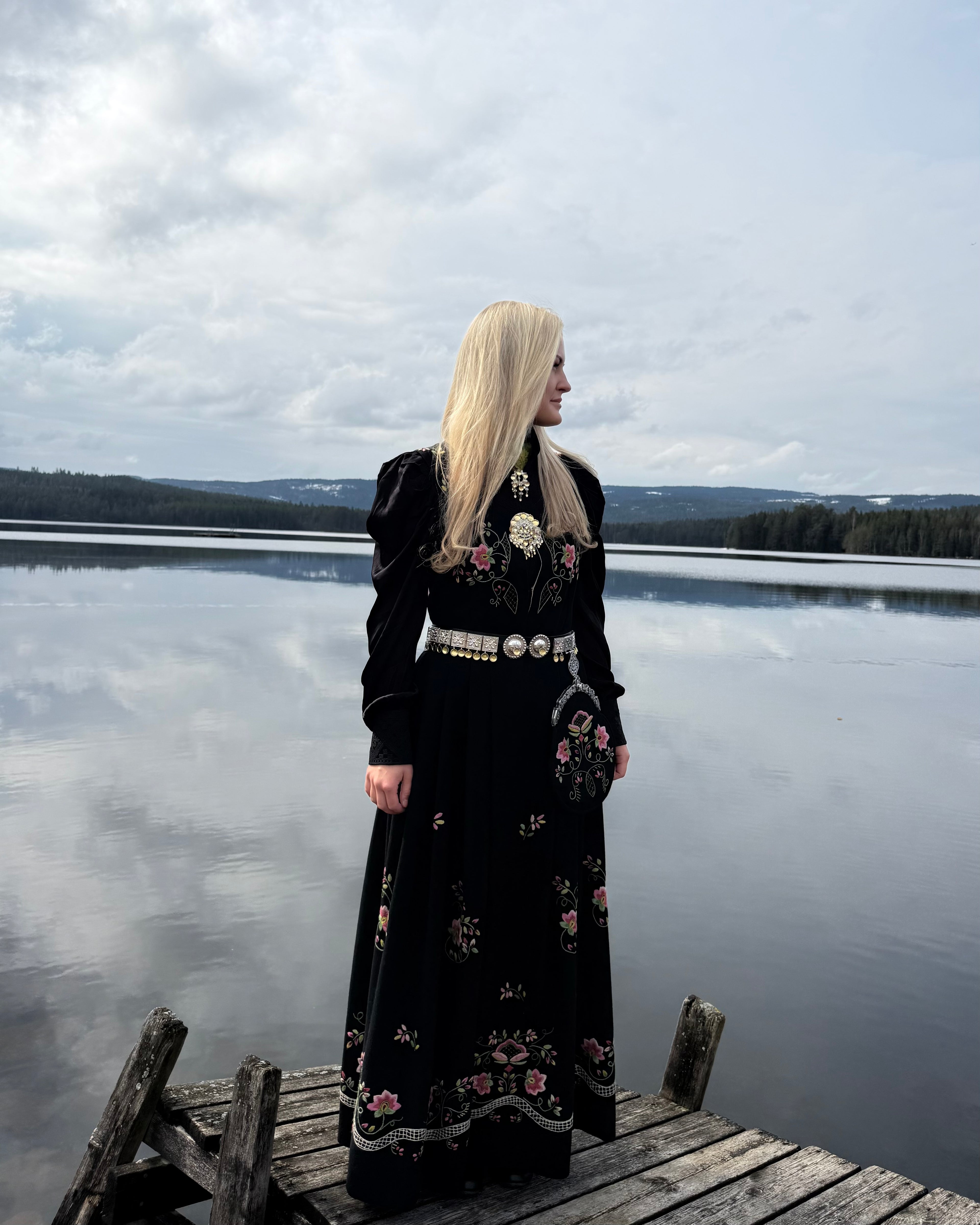 NORDlysblusen - Sort med sort broderi