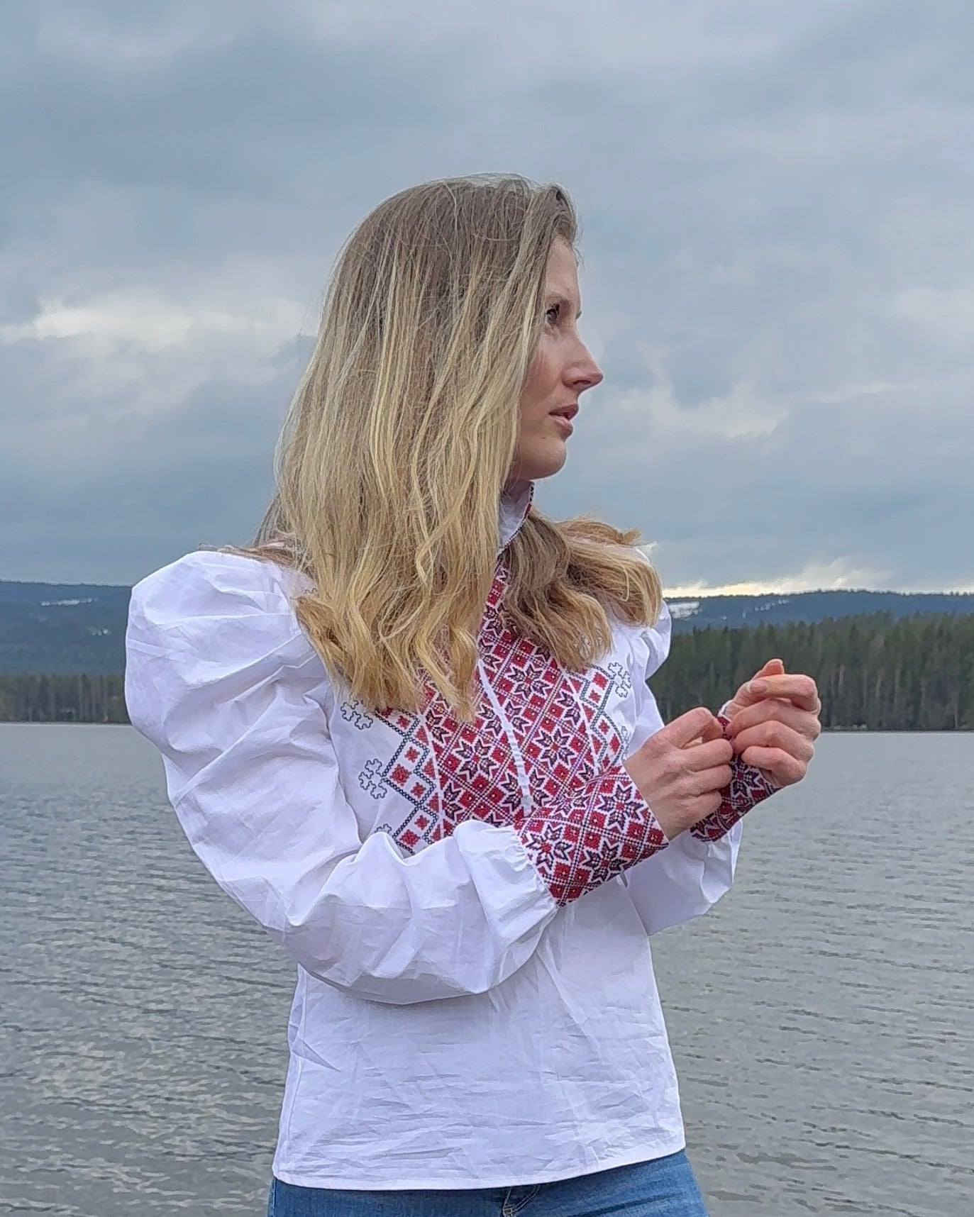 NORDlysblusen i hvit med rødt og sort broderi