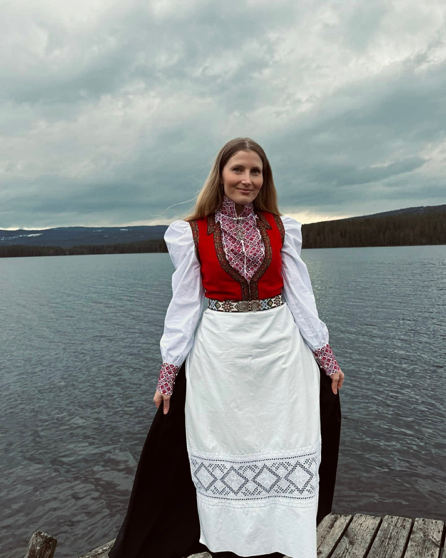 NORDlysblusen i hvit med rødt og sort broderi