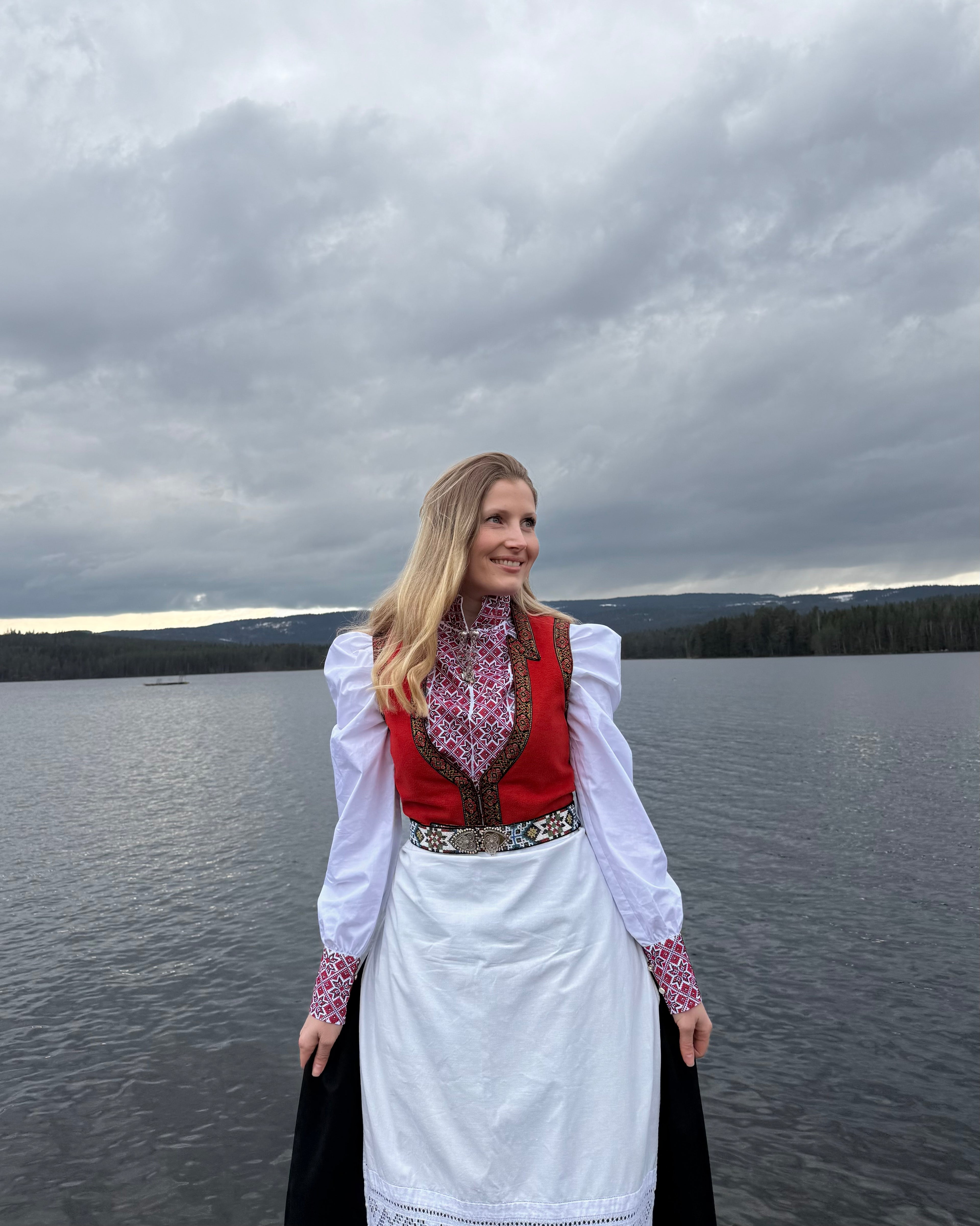 NORDlysblusen i hvit med rødt og sort broderi
