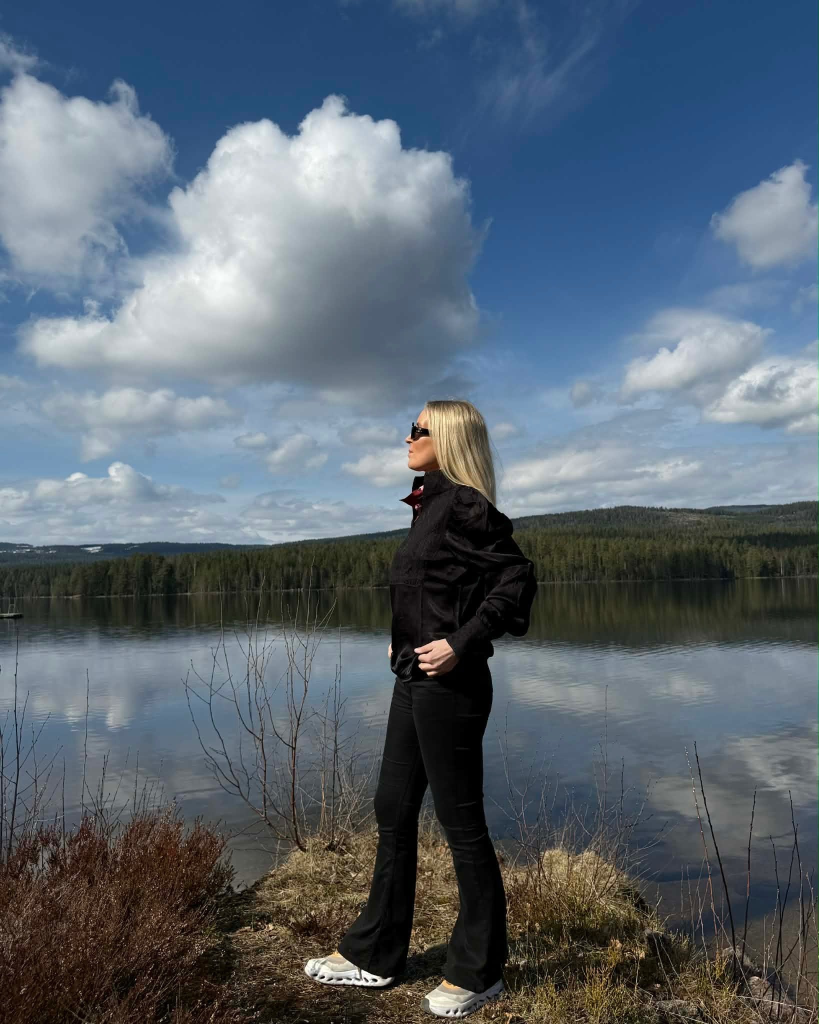 NORDlysblusen - Sort med sort broderi