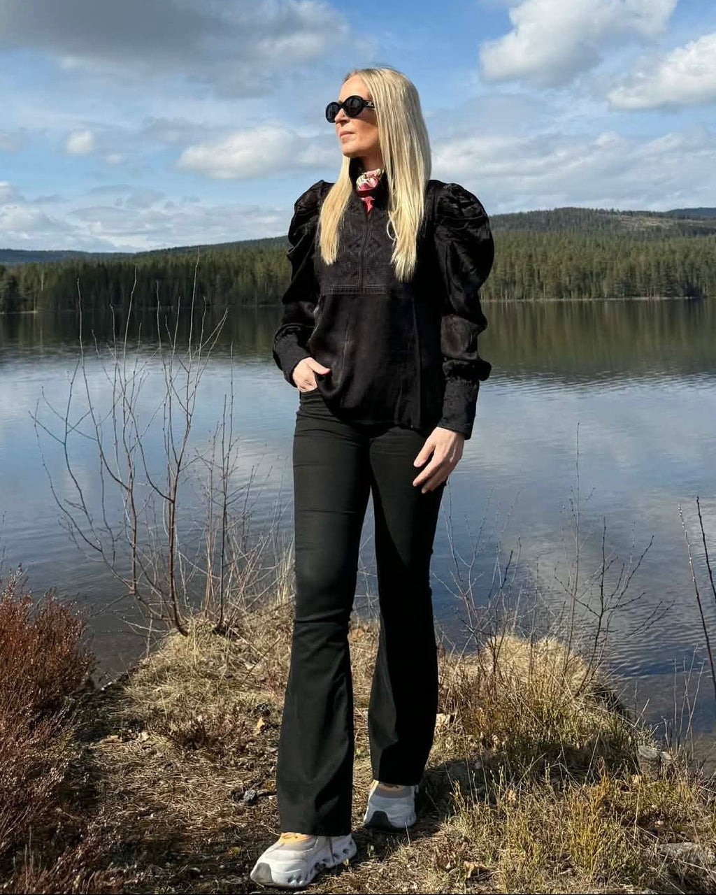 NORDlysblusen - Sort med sort broderi