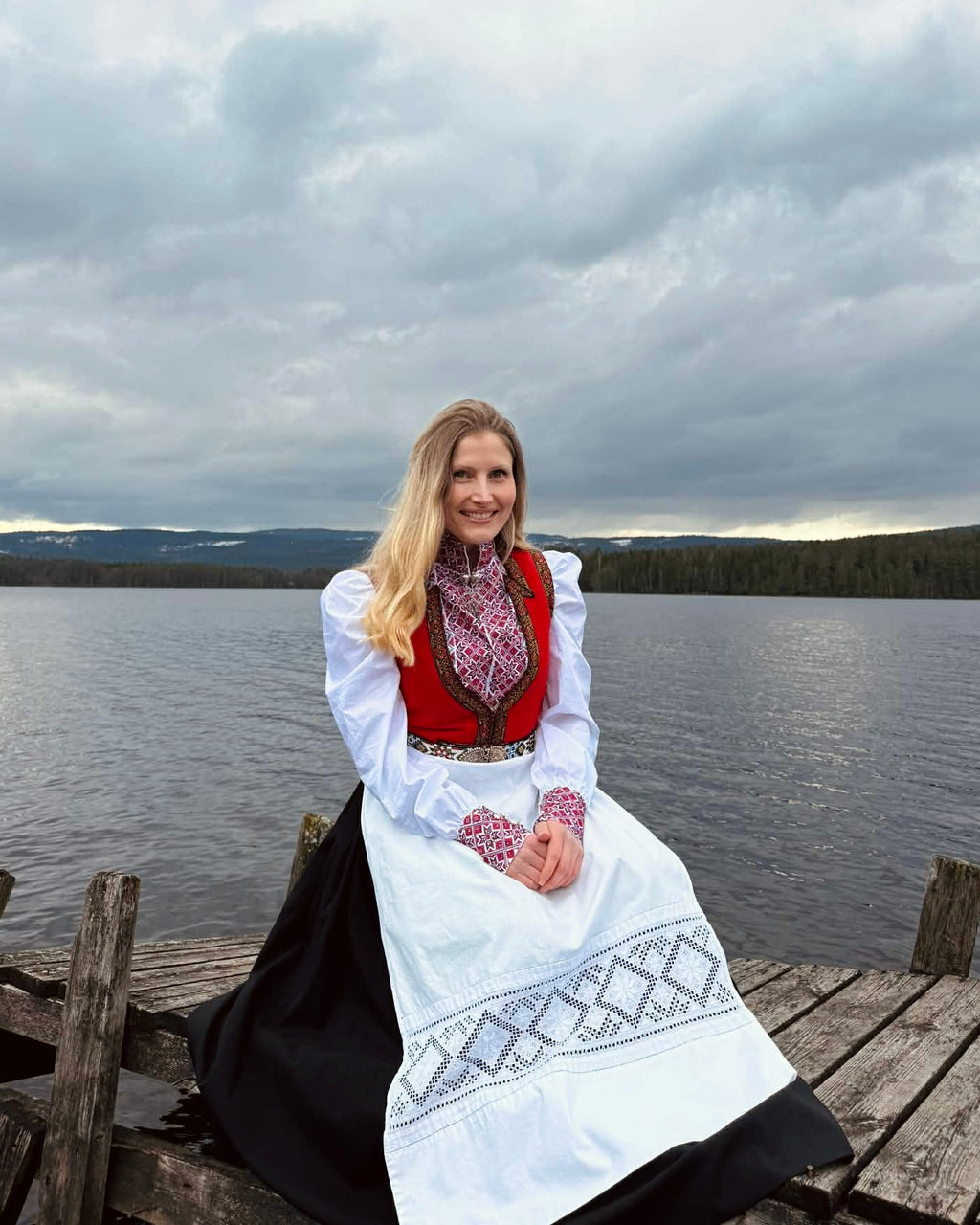 NORDlysblusen i hvit med rødt og sort broderi