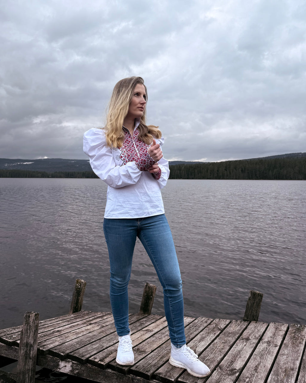 NORDlysblusen i hvit med rødt og sort broderi