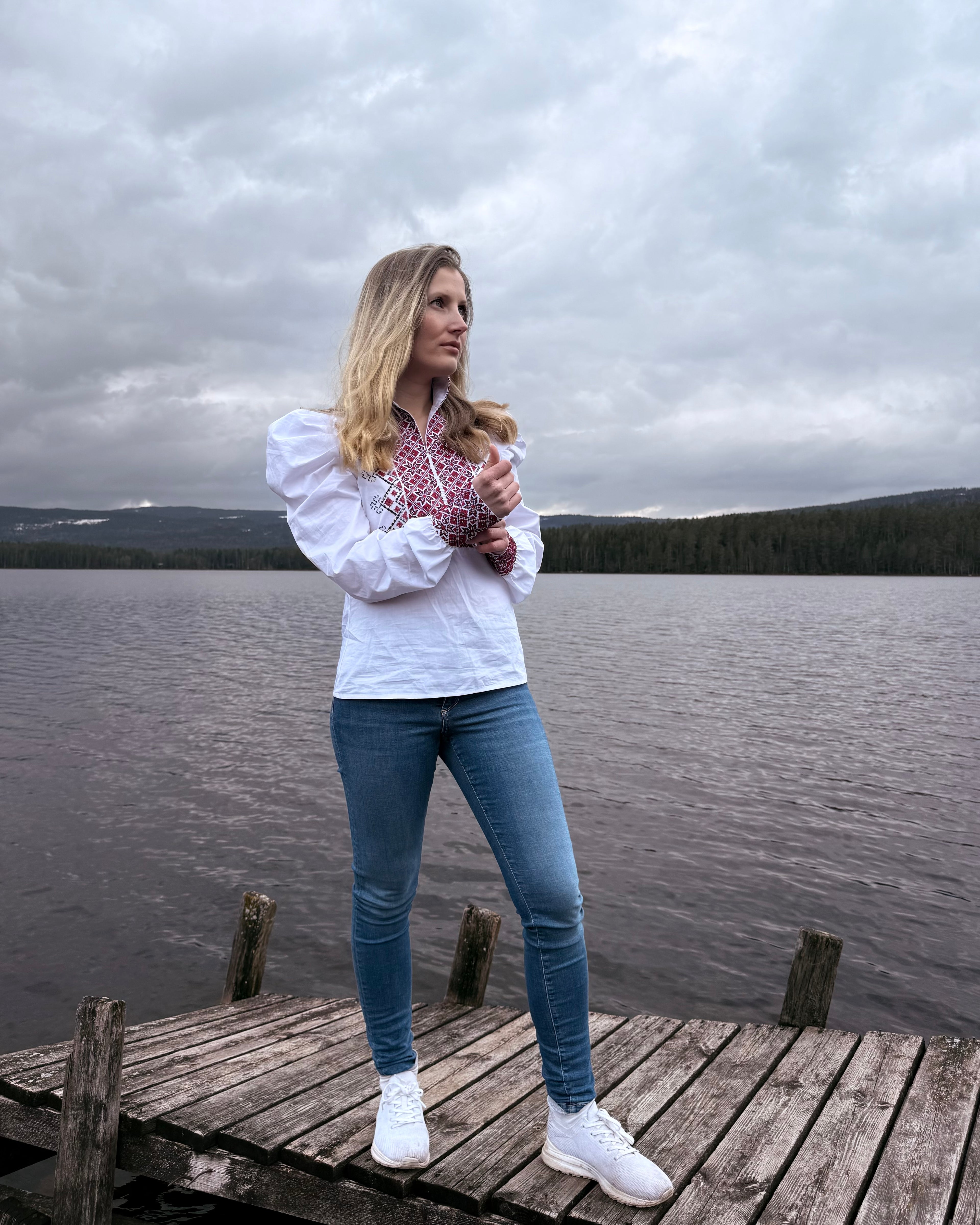 NORDlysblusen i hvit med rødt og sort broderi