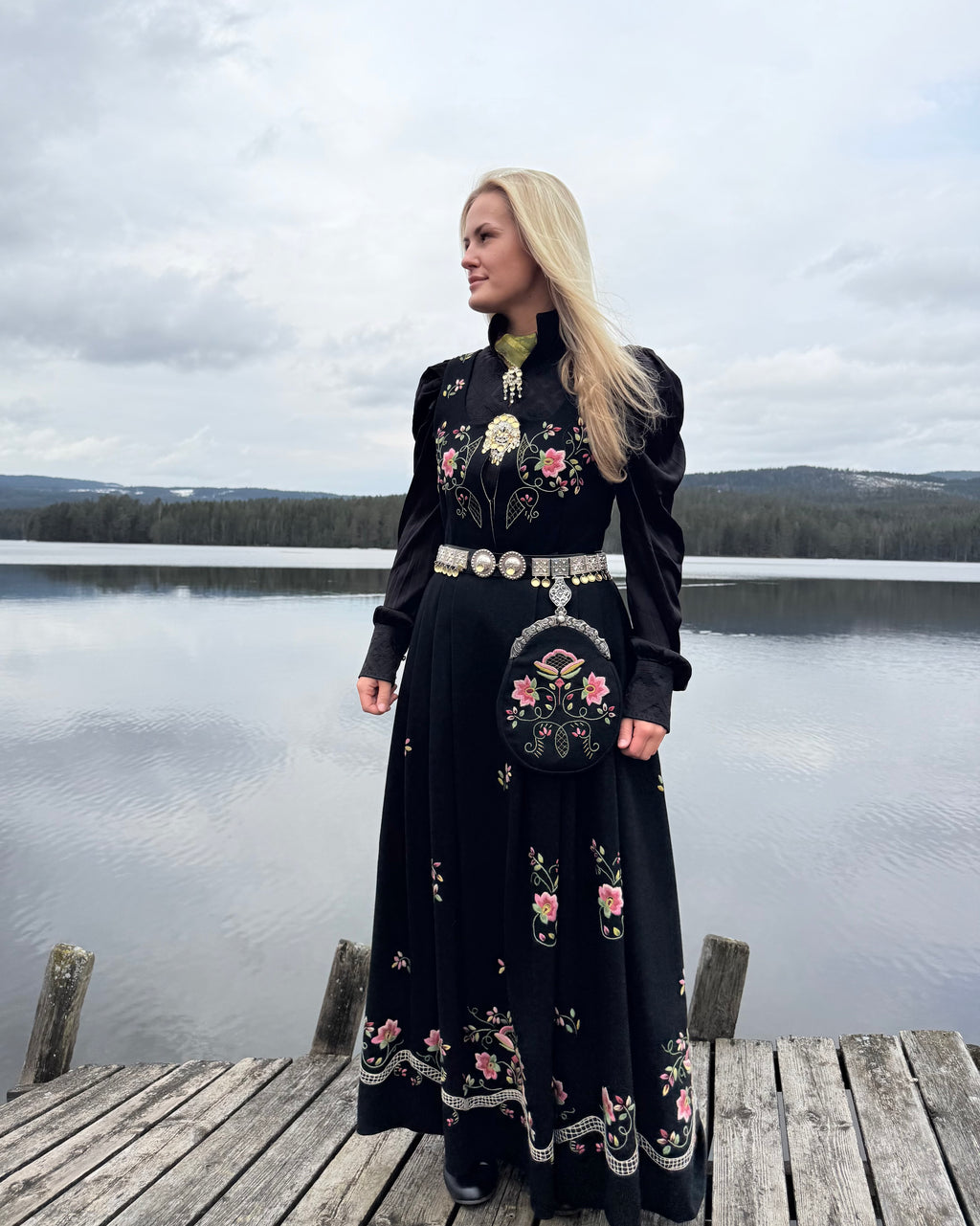 NORDlysblusen - Sort med sort broderi