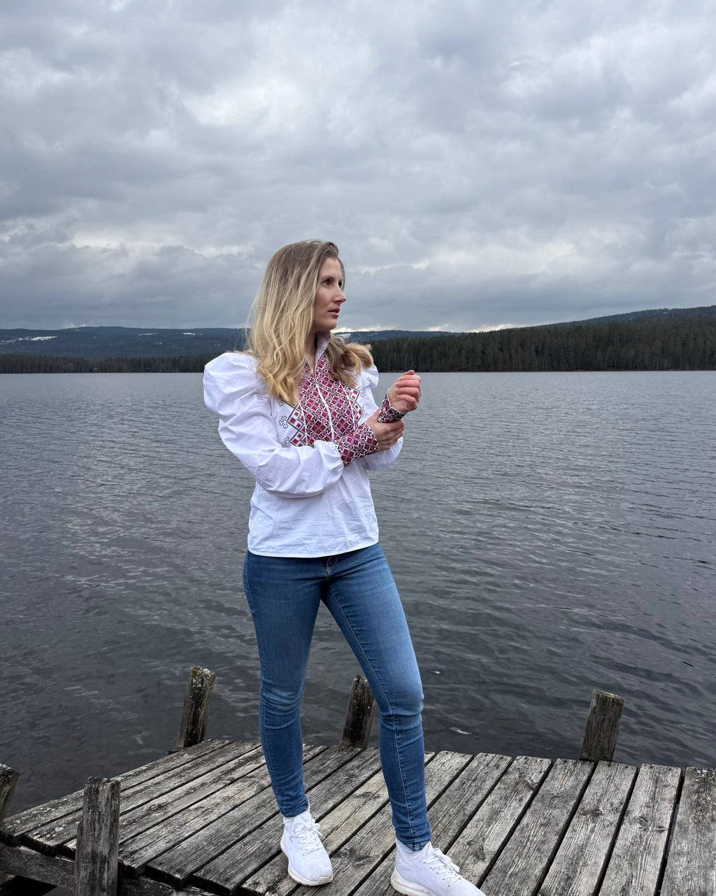 NORDlysblusen i hvit med rødt og sort broderi