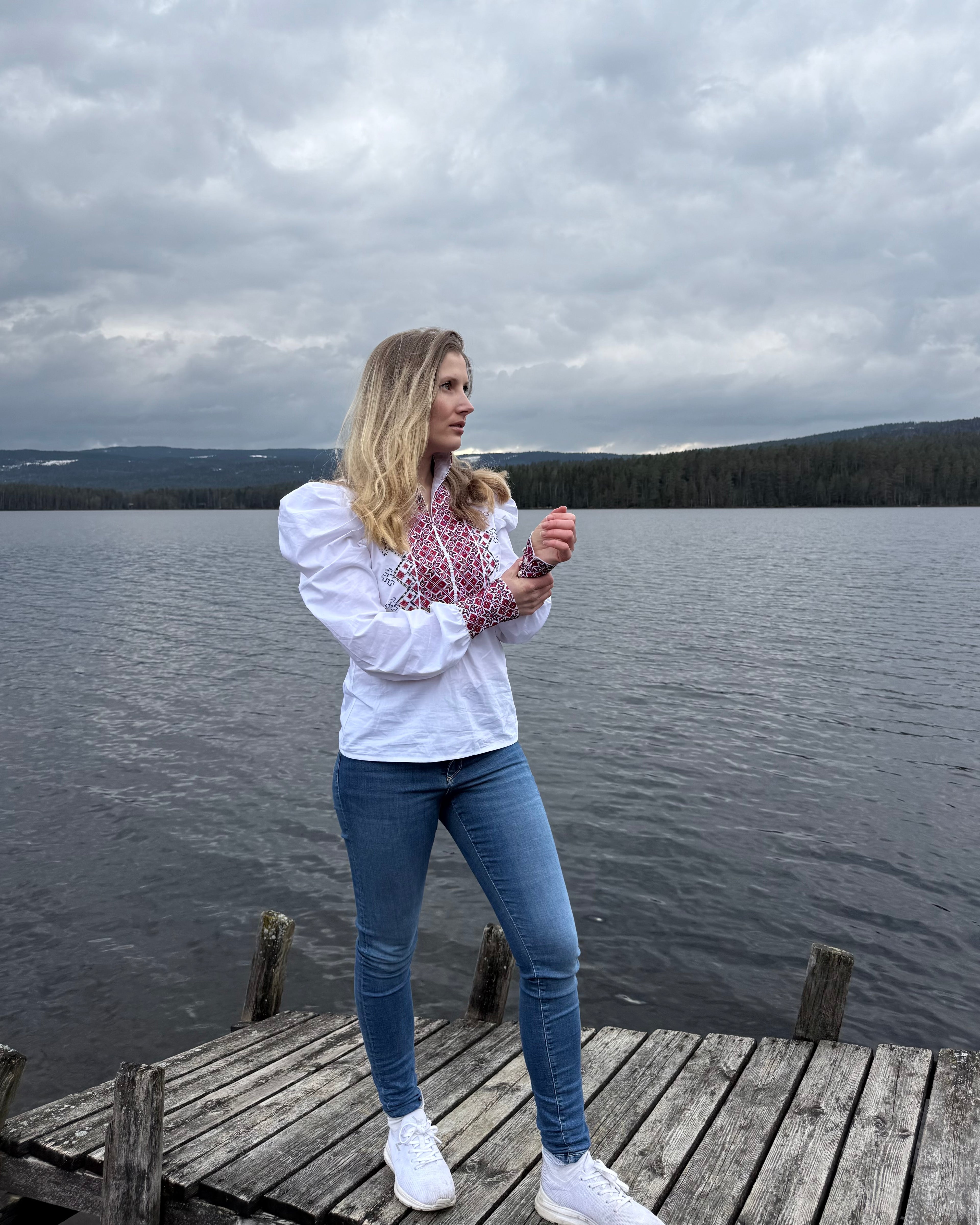 NORDlysblusen i hvit med rødt og sort broderi