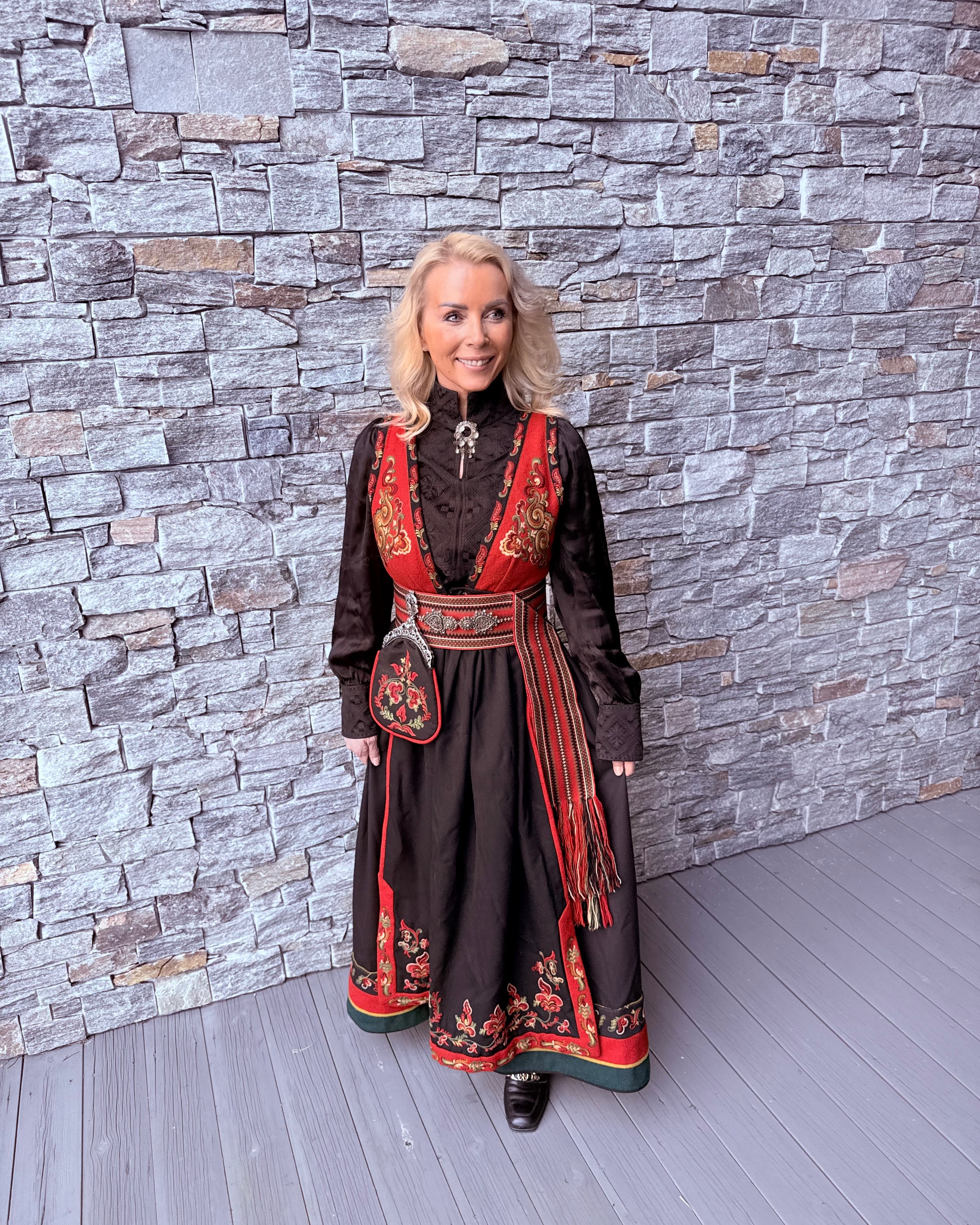 NORDlysblusen - Sort med sort broderi