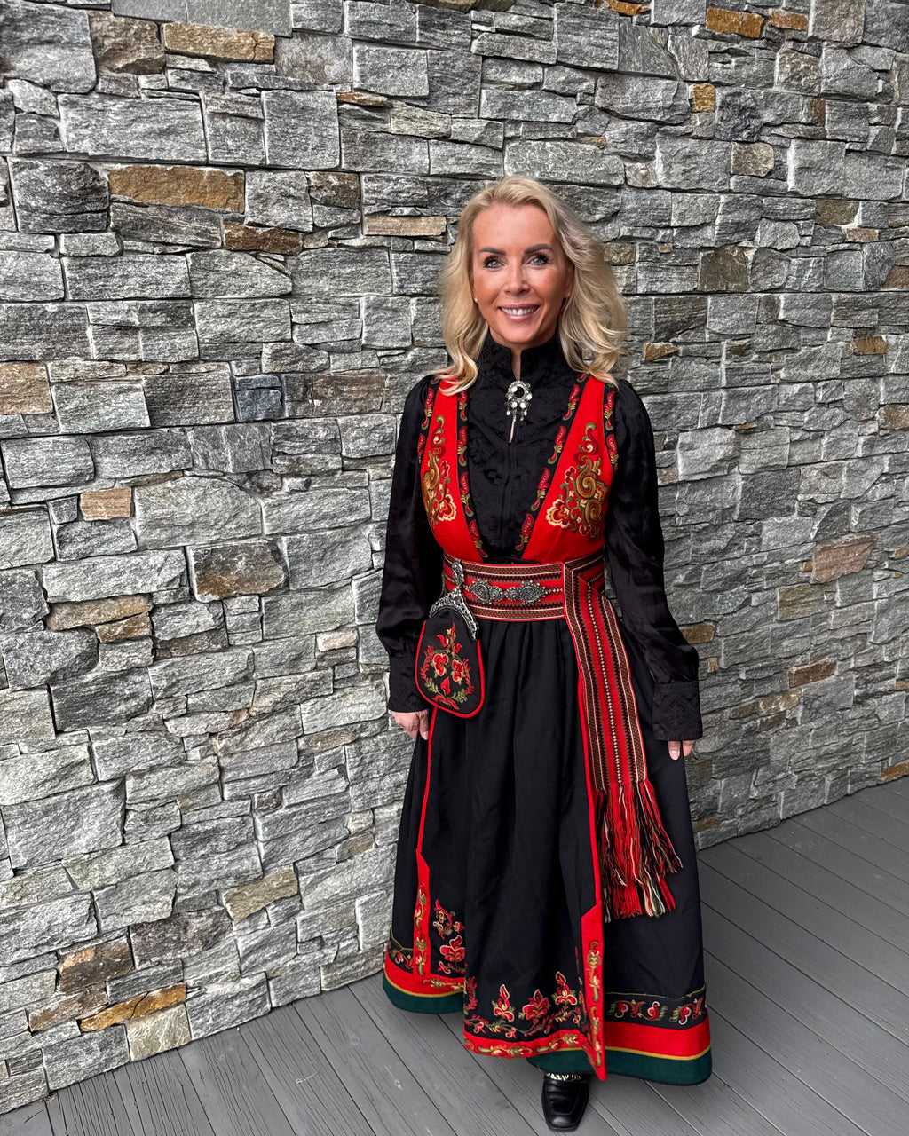 NORDlysblusen - Sort med sort broderi