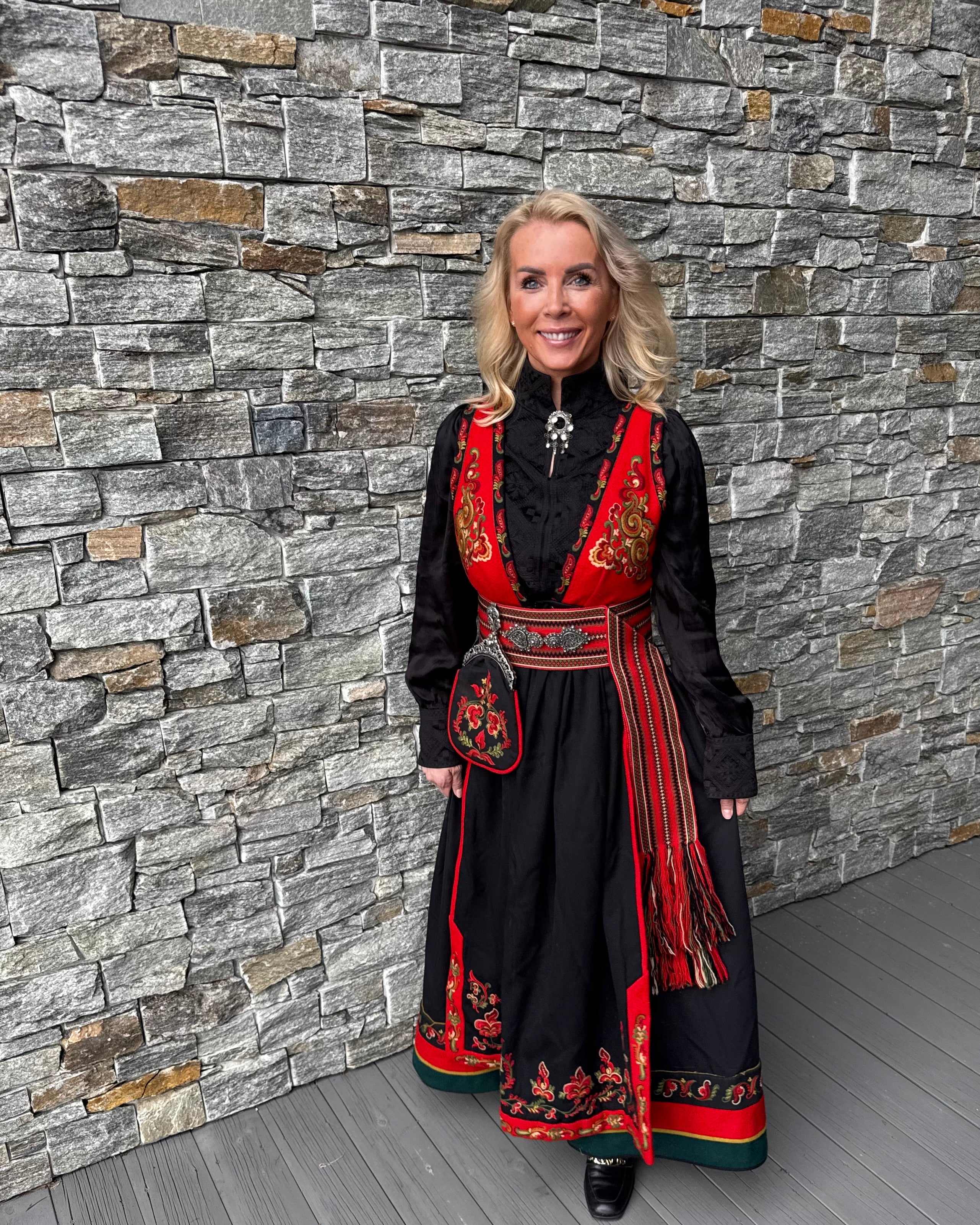 NORDlysblusen - Sort med sort broderi