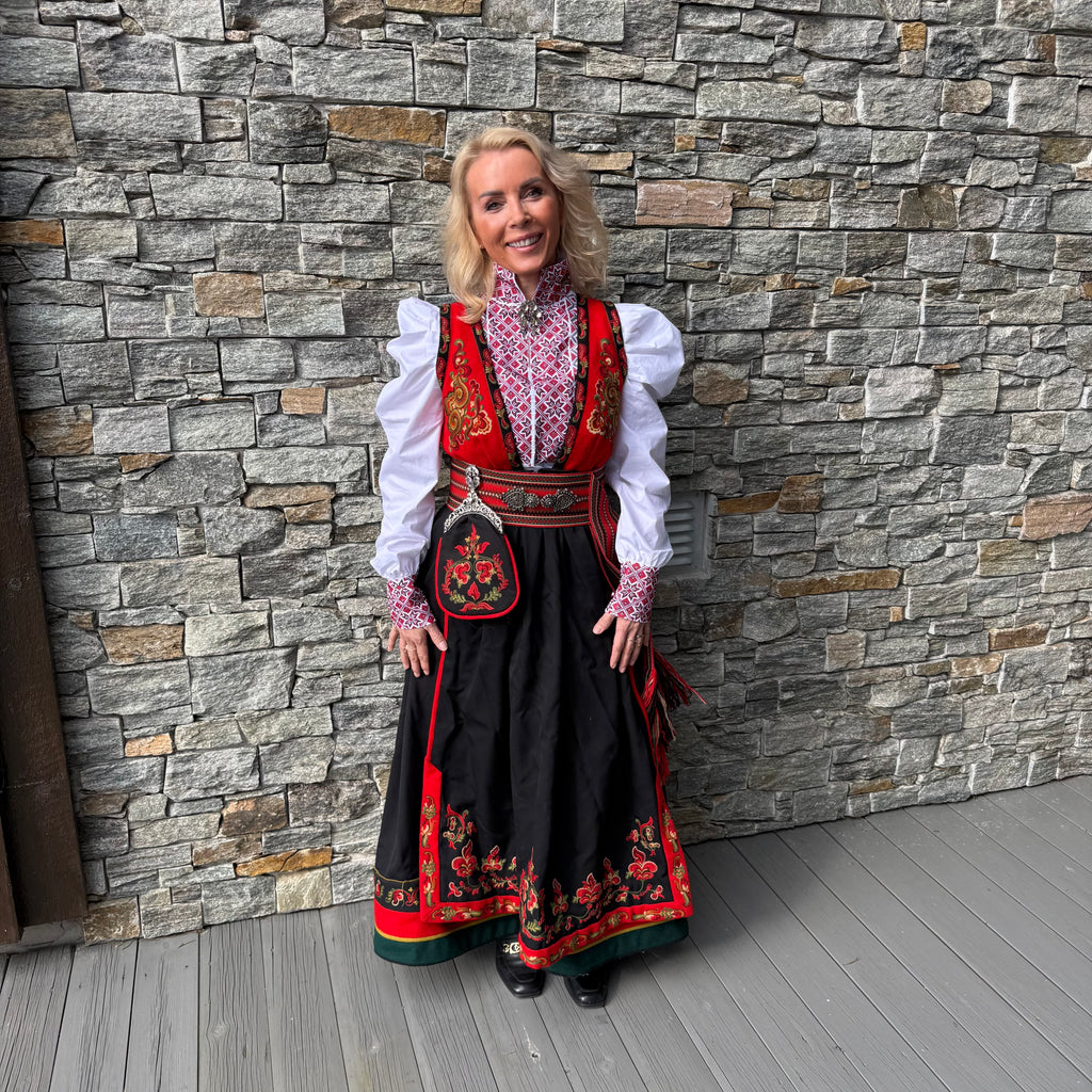 NORDlysblusen i hvit med rødt og sort broderi