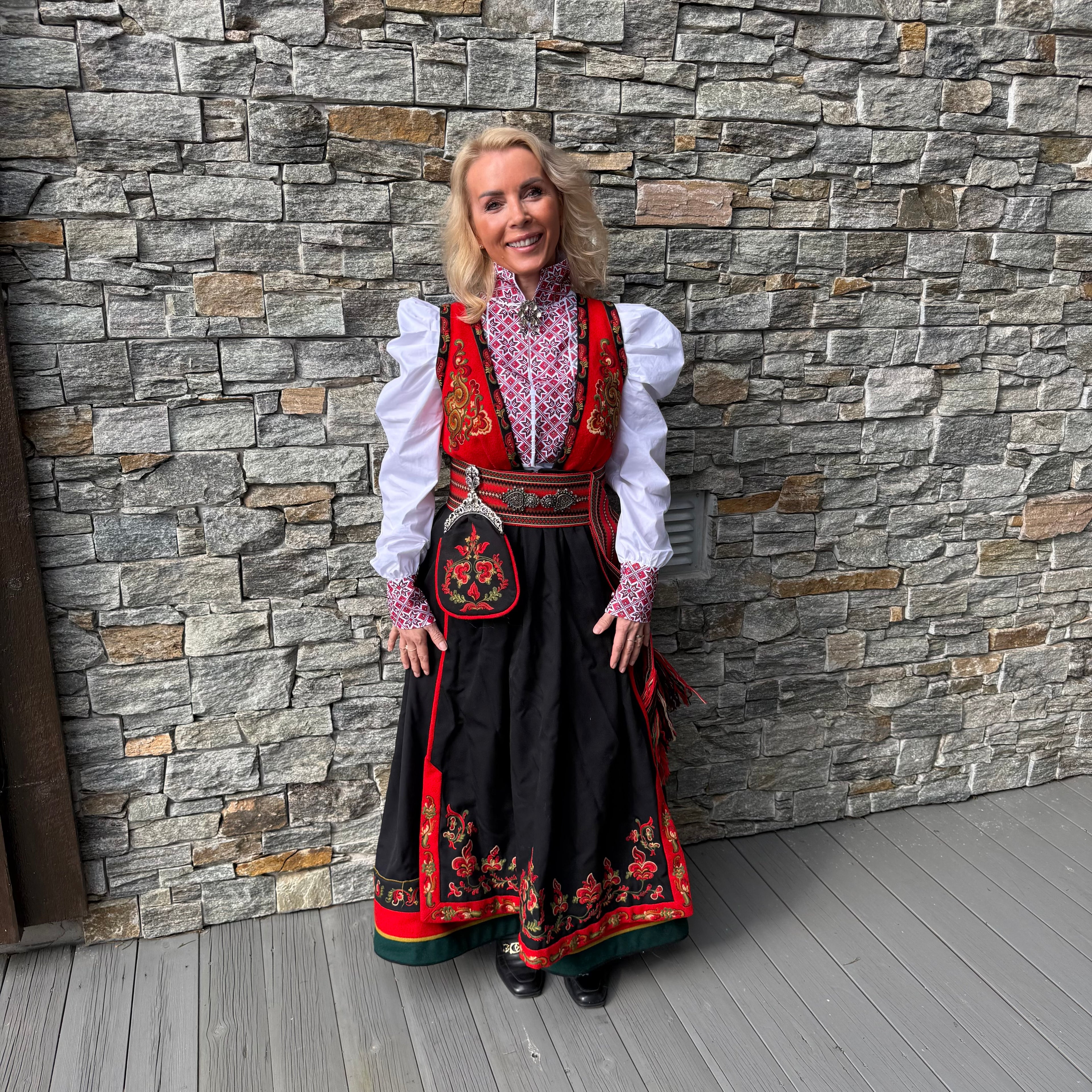 NORDlysblusen i hvit med rødt og sort broderi