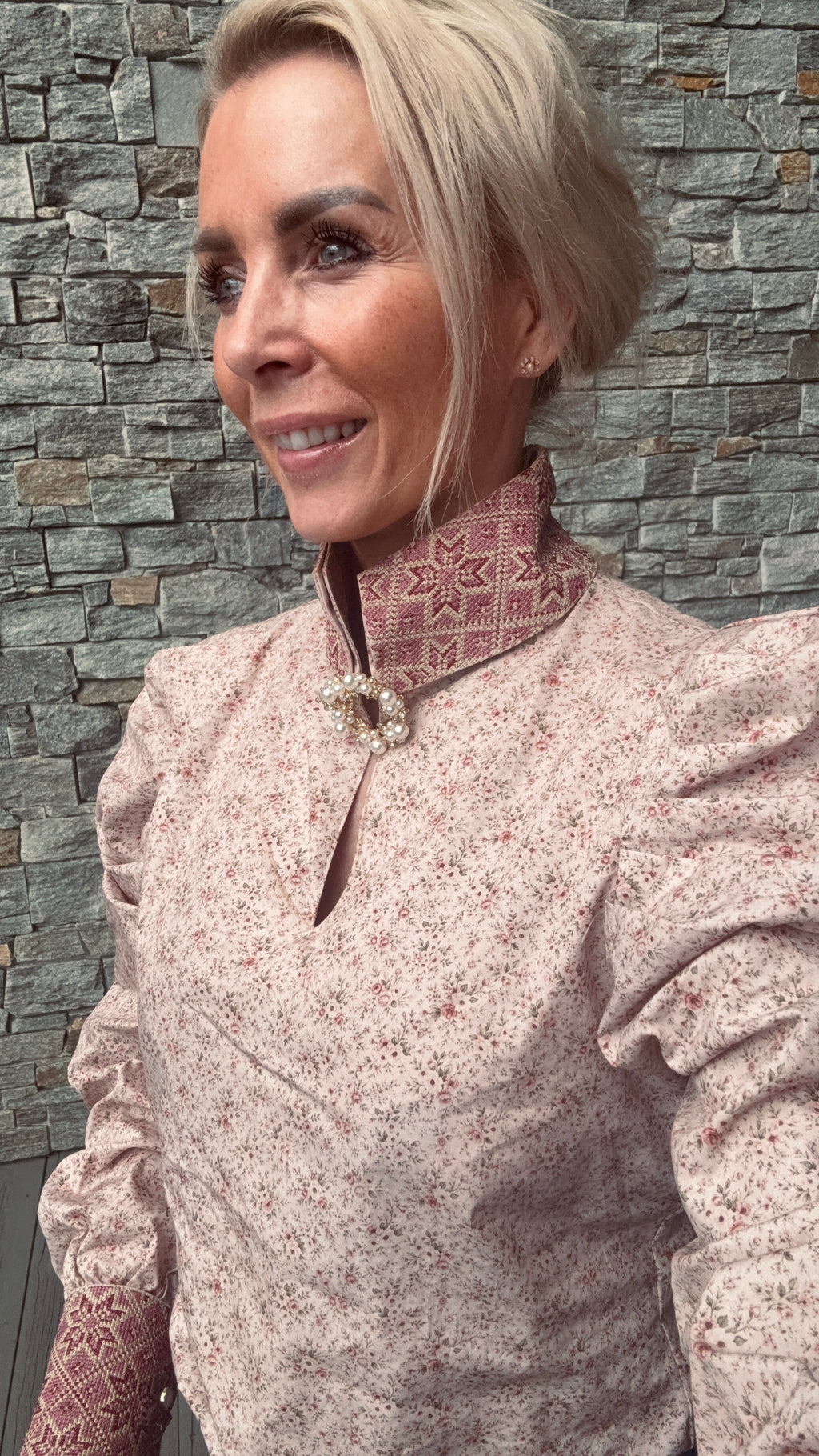 NORDlysblusen i rosa blomster