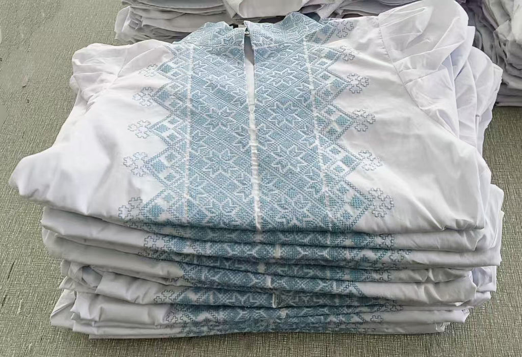 NORDlysblusen i hvit med lyseblått broderi