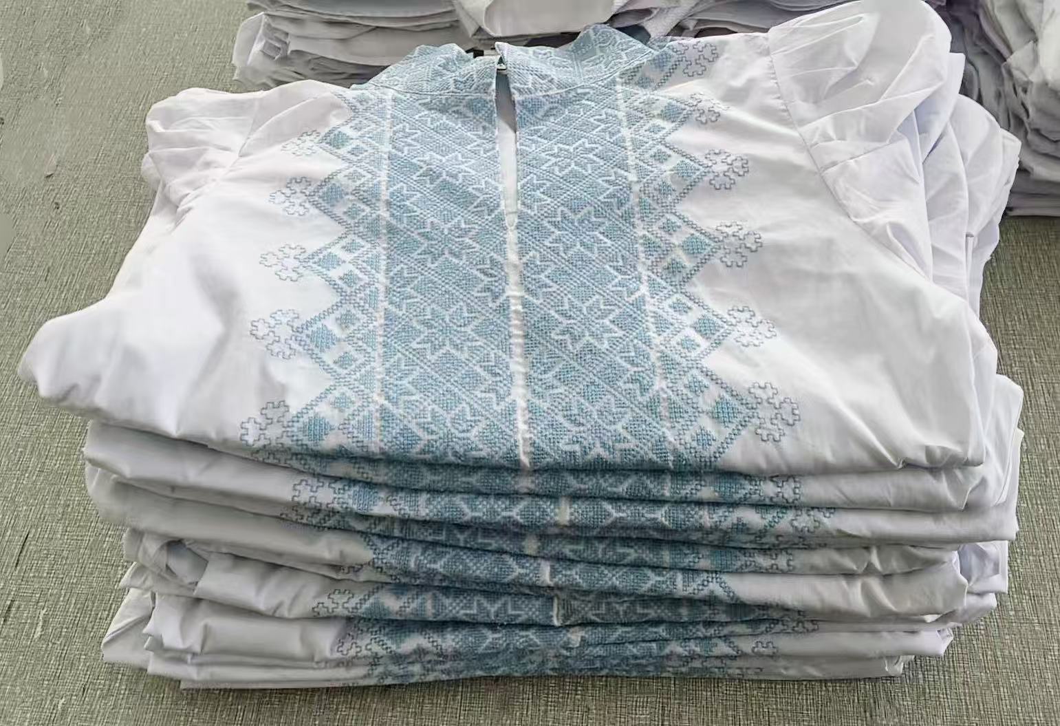NORDlysblusen i hvit med lyseblått broderi