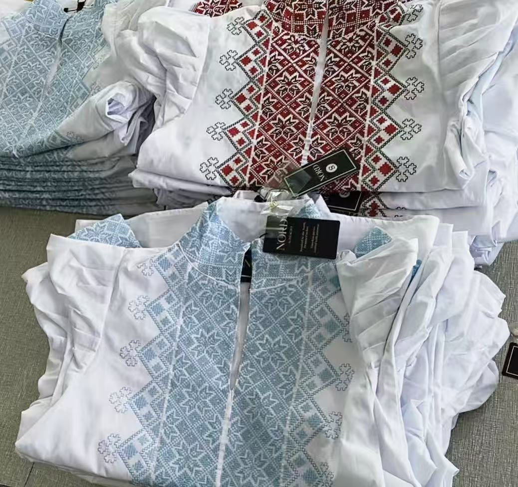 NORDlysblusen i hvit med lyseblått broderi