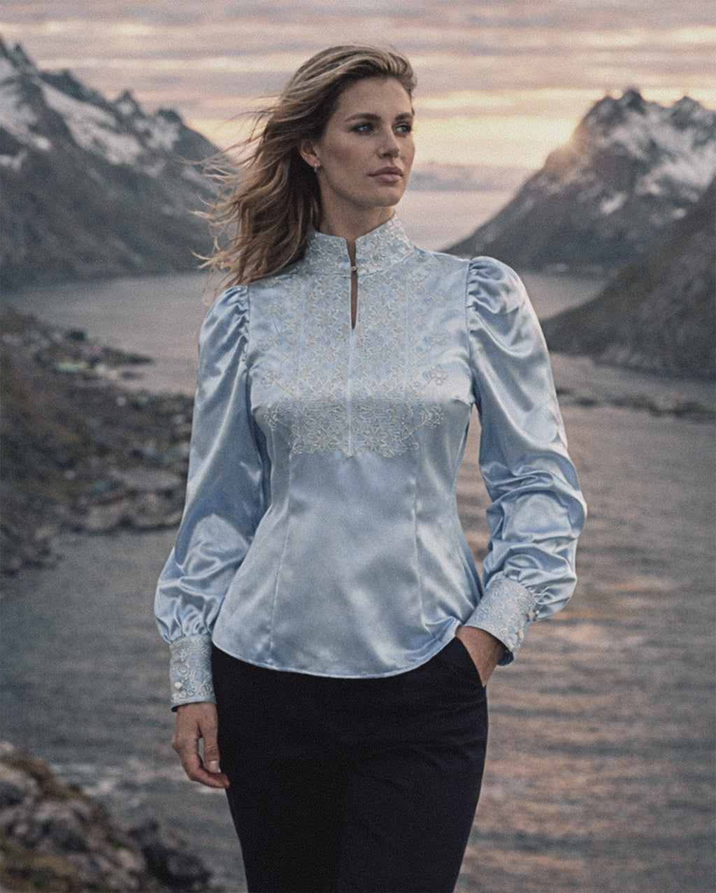 NORDlysblusen lyseblå