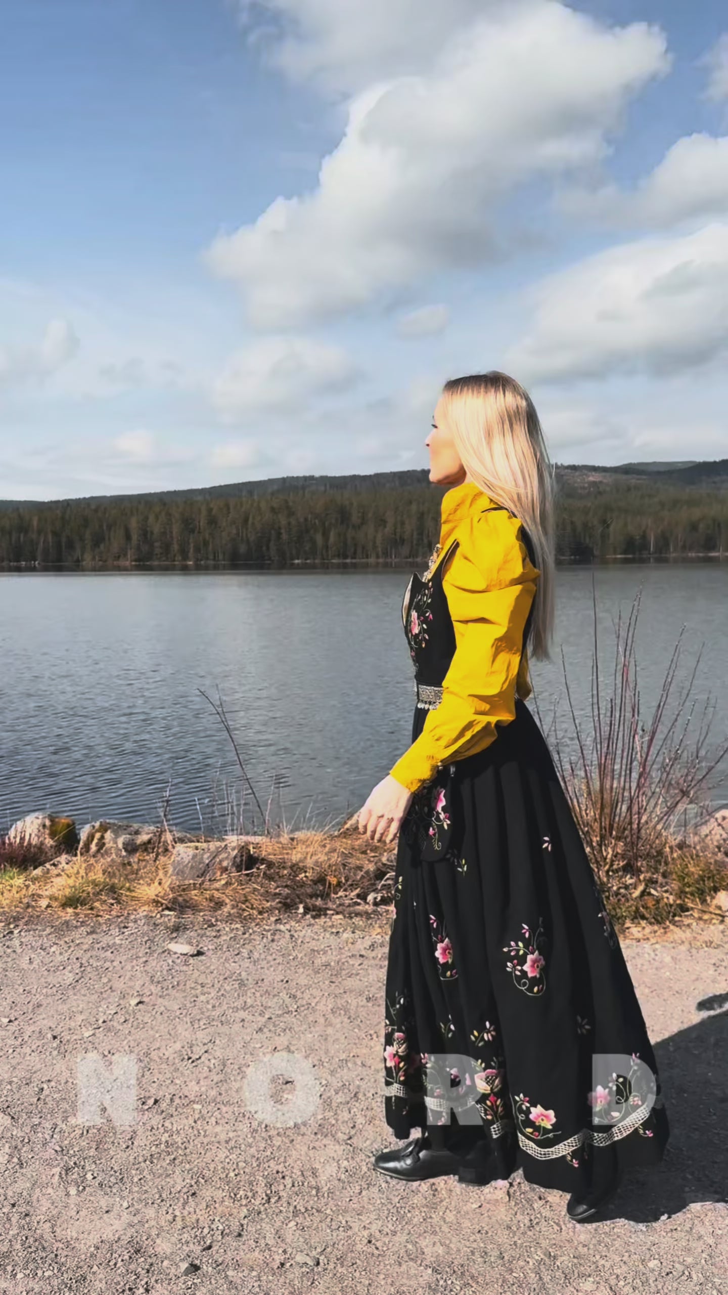 NORDlysblusen i sennepsgul